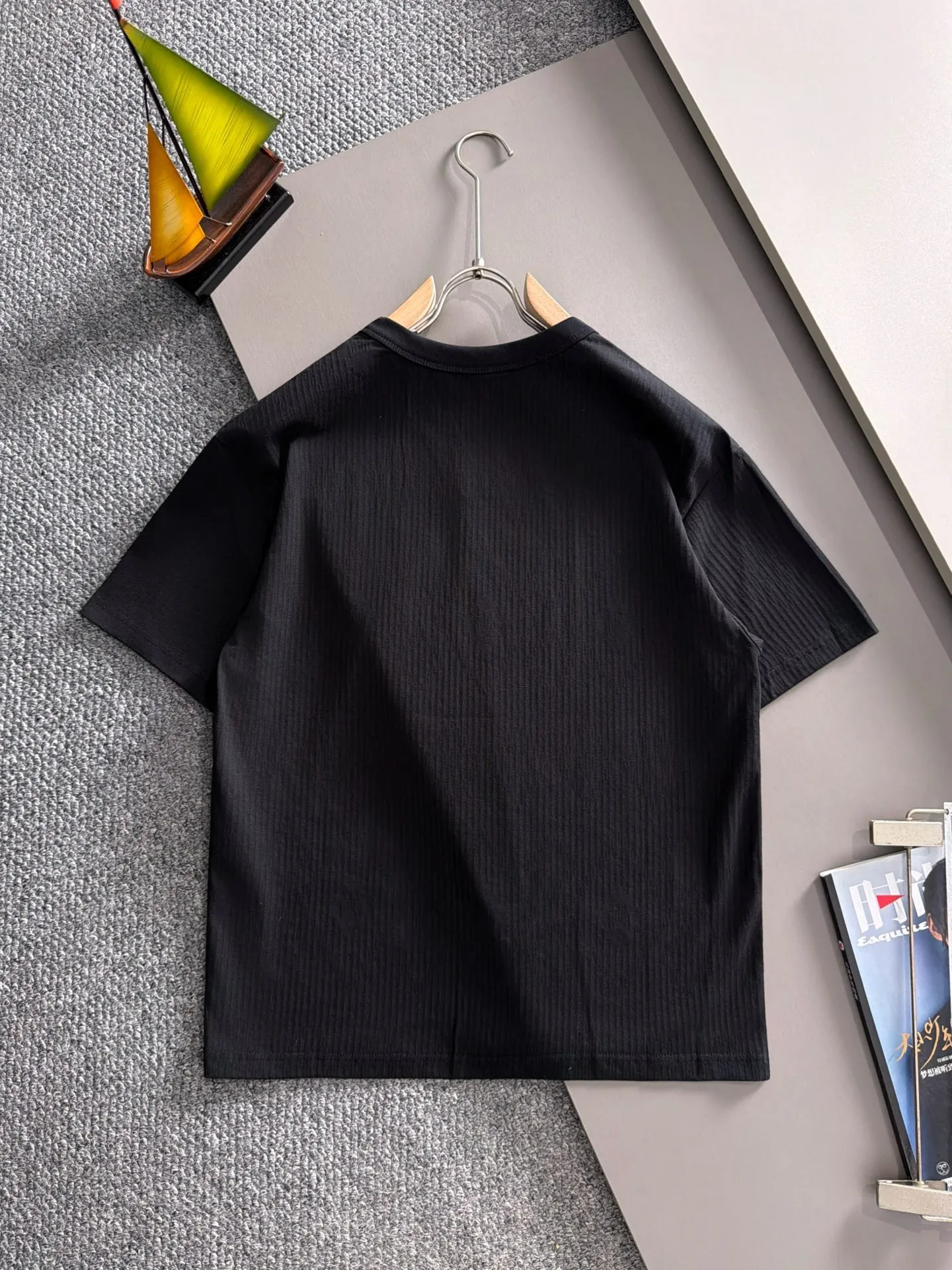 LP high quality 26ss New Arrival men's knitted short-sleeved T-shirt is made of combed cotton yarn spun cotton fabric, no pressure when entering and exiting the counter. Exclusive control of raw materials. It feels substantial when weighed, and the upper body is more textured than ordinary T-shirts. This texture can cope with the weather easily and is suitable for both hot and cold conditions! Designed for a loose fit. Size: M to 4XL